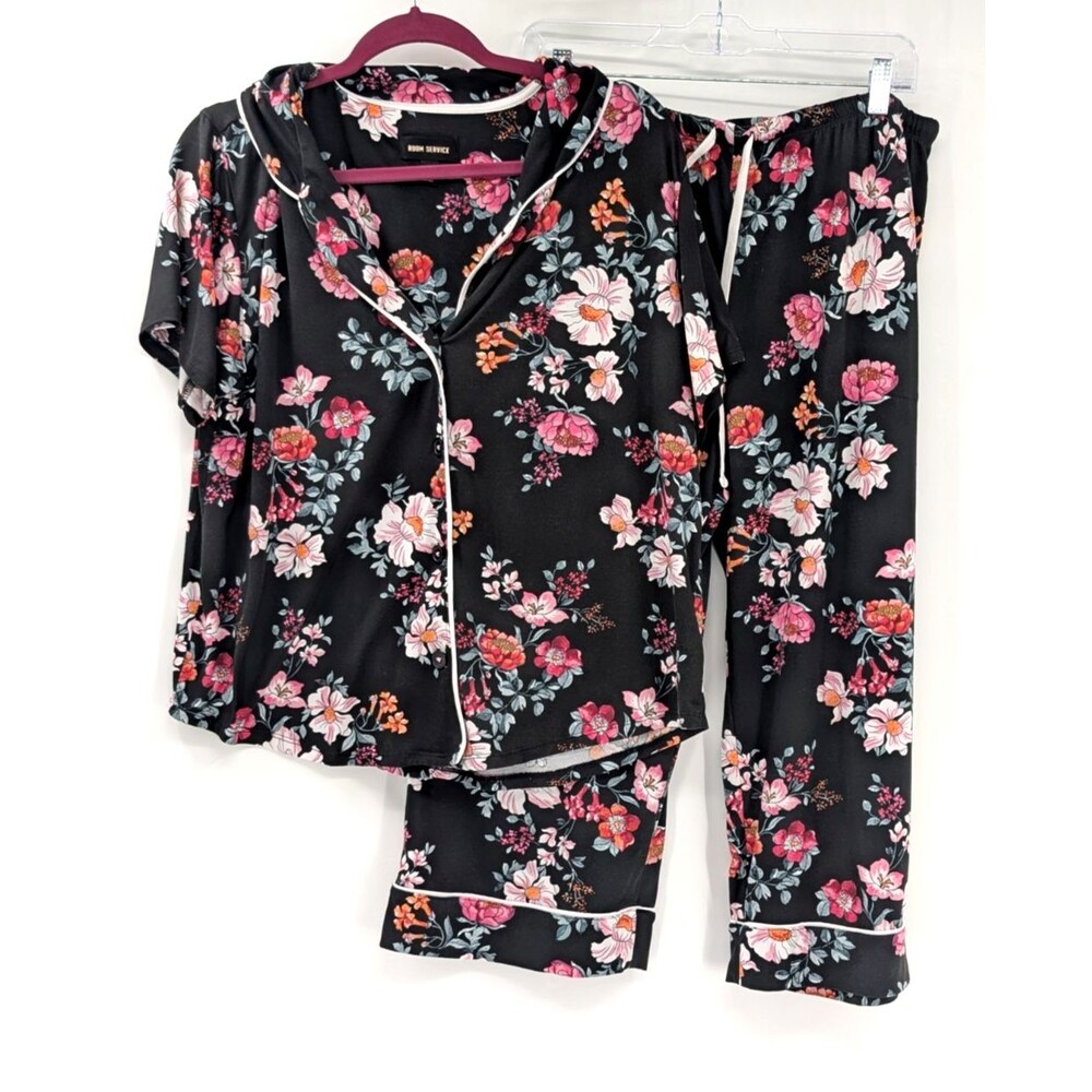 Room Service Ladies Black Floral Pajama Set Capris Button T-Shirt Size Large